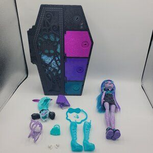 Monster High Skulltimate Secrets Neon Frights Twyla Doll W/ Accessories